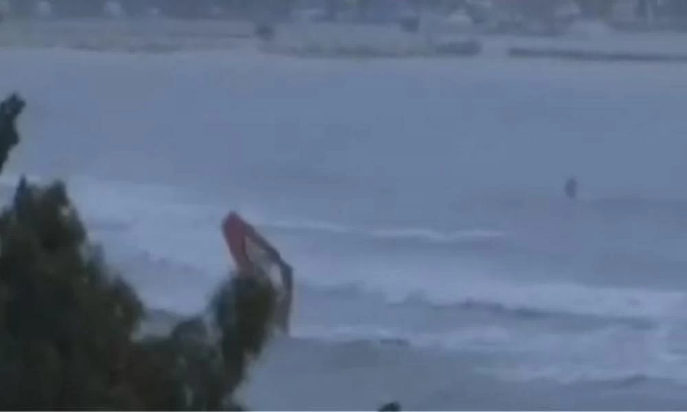 Κακοκαιρία Ιανός: Βγήκαν ατρόμητοι για... σερφ στη Λευκάδα!